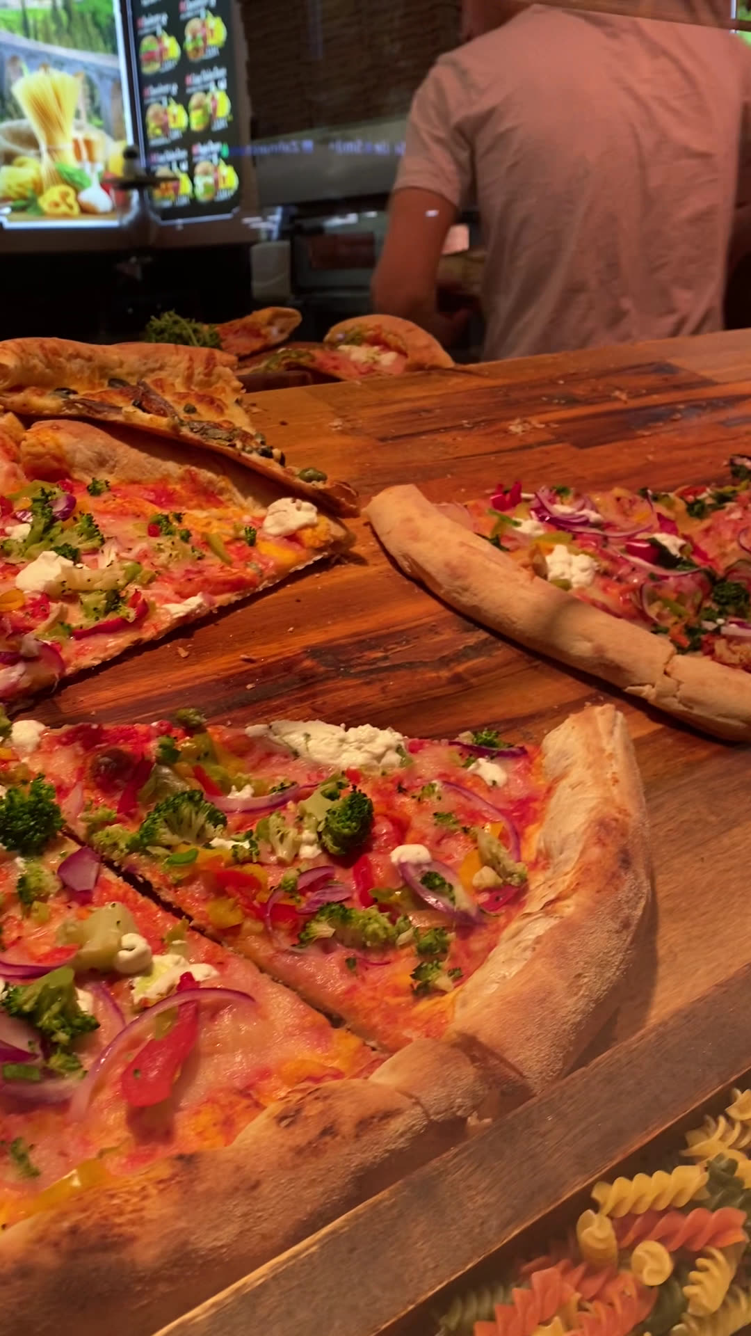 Frisch gebackene Pizza auf einem Holzbrett, Nahaufnahme